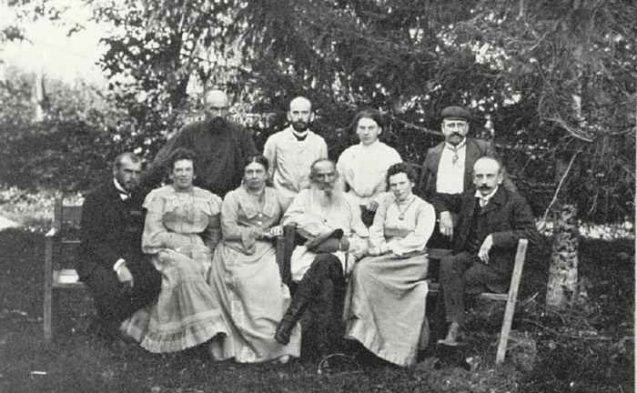 Семья Толстых в Ясной Поляне. Лев Львович стоит второй слева