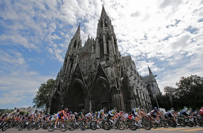 Участники велогонки Тур де Франс 2012 проезжают мимо собора в Руане