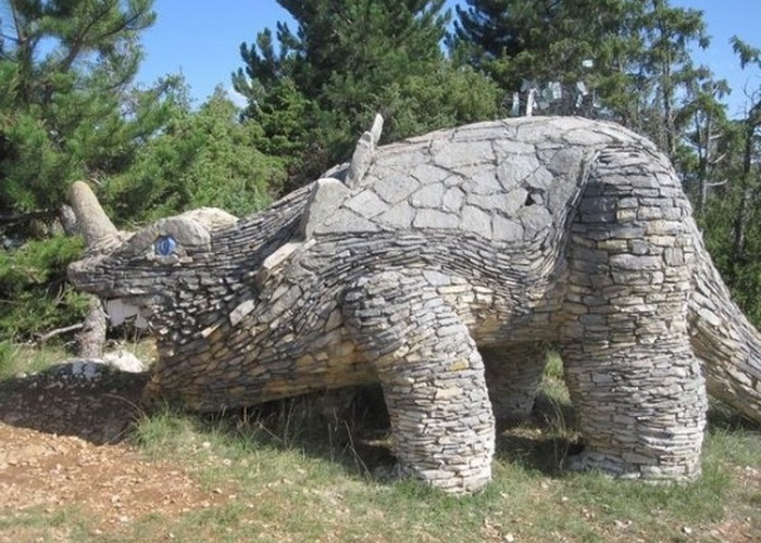 Динозавр из камня