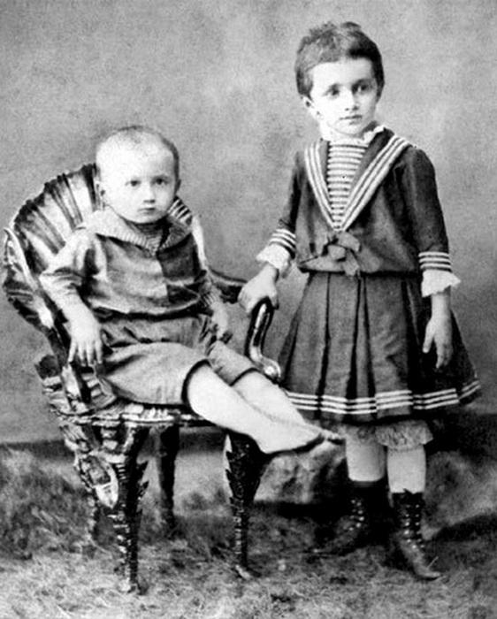 Виктор и его старшая сестра Аня, 1897 год. Фото: tsarselo.ru