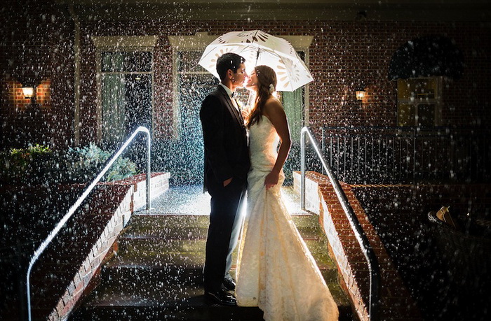 Свадебные фотографии под дождем и снегом. Фотография Garrett Hubbard Studios
