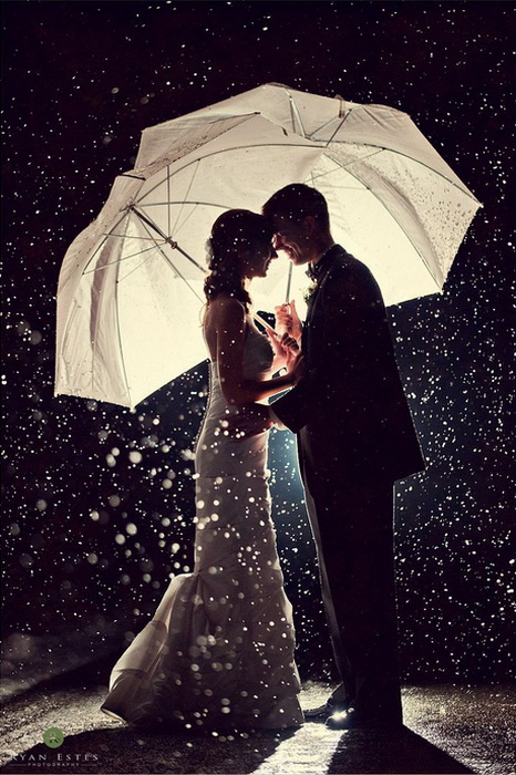 Свадебные фотографии под дождем и снегом. Фотография Julien Photography