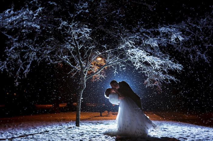 Свадебные фотографии под дождем и снегом. Фотография Ryan Estes