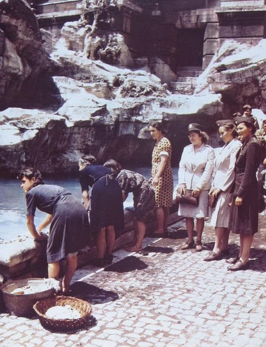 Итальянки стирают белье в фонтане Верди. За ними наблюдают американские медсестры. Июнь, 1944