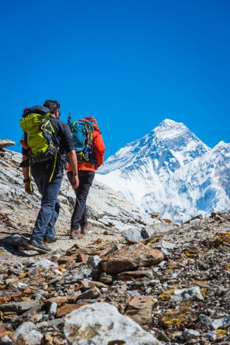 Альпинисты совершают восхождение на Эверест.