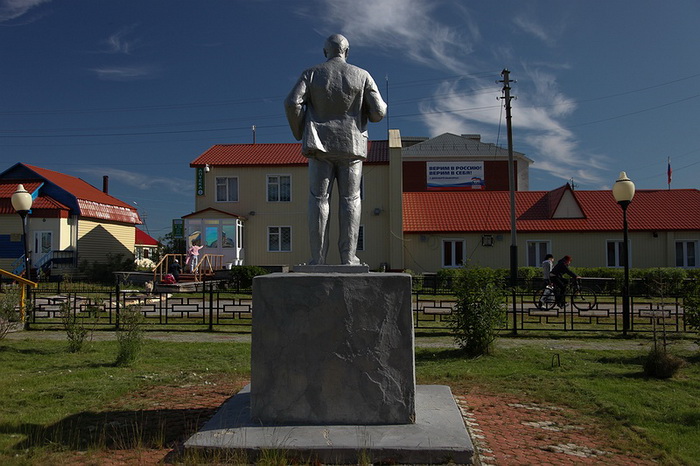 Памятник Ленину в центре Яр-Сале