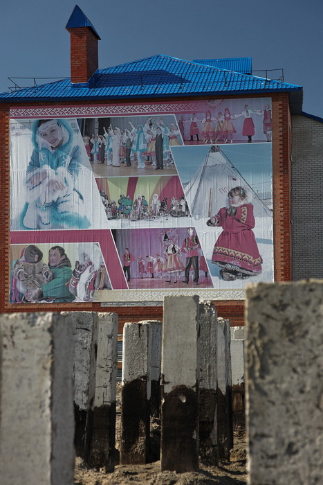 Фотографии людей в национальных костюмах украшают один из домов