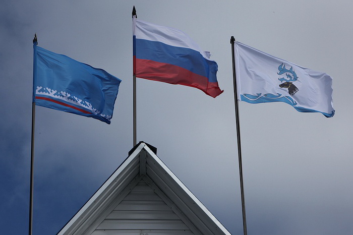 Флаги России, Ямало-Ненецкого автономного округа и завода по переработке оленины
