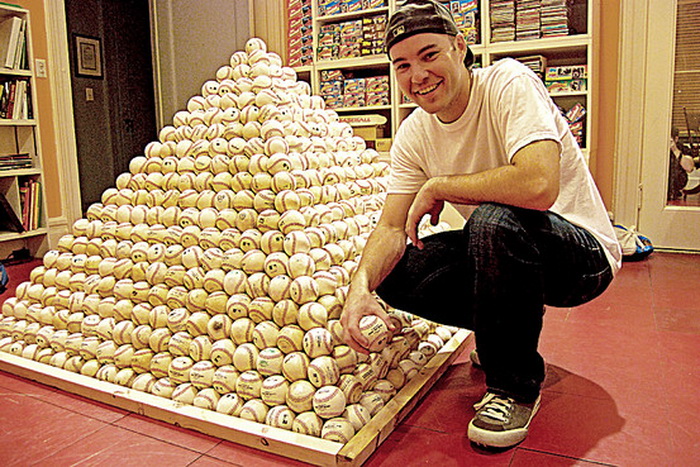 Самая большая в мире коллекция бейсбольных мячей Зака Хэмпла
