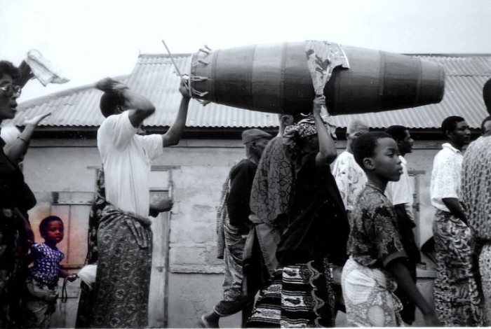 Похоронная процессия в Гане.