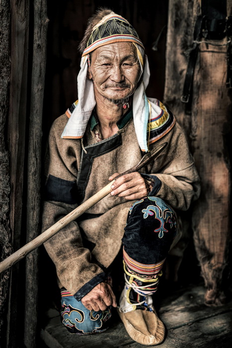 Мужчина-удэгеец, проживает в Приморском крае в Сибири. Удэгейцы зарабатывают на жизнь сбором корней женьшеня и продажей меда.
