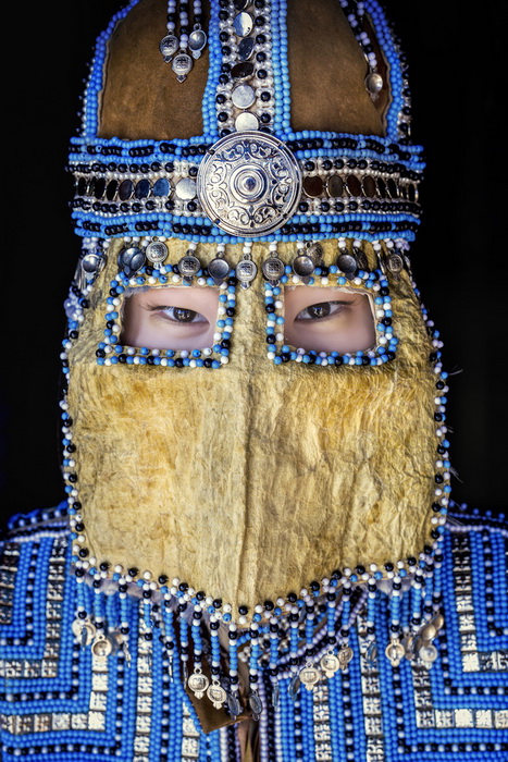 Жительница Республики Саха. Женщина надела свадебную маску.