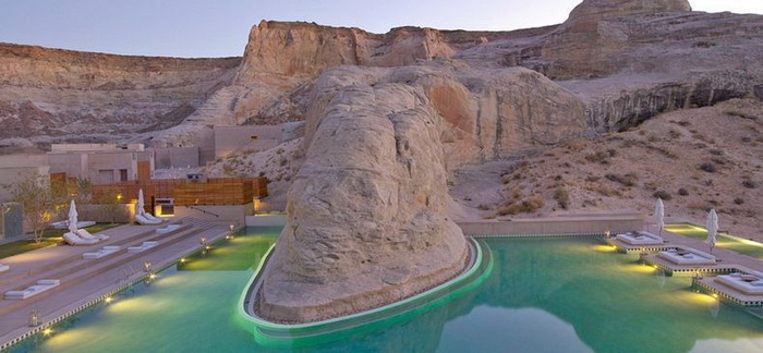 Центральный бассейн в отеле Амангри (пустыня Юта)