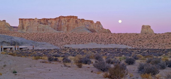 Из отеля Амангри открывается живописный вид на бескрайнюю пустыню