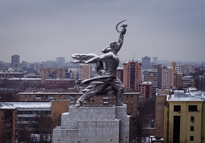 Легендарный монумент ’Рабочий и колхозница’, впервые представленный на Всемирной выставке в Париже в 1937 году в советском павильоне