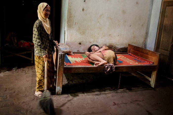 Деревянная кровать - роскошь по меркам лечебниц в Индонезии
