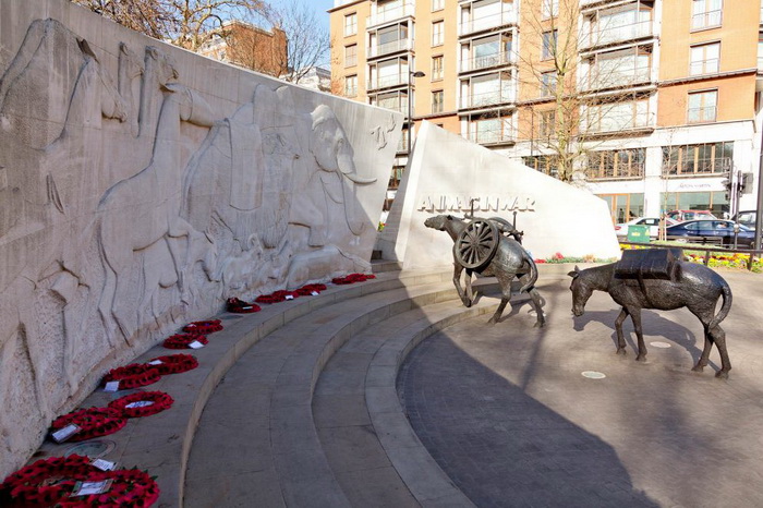 Памятник посвящен всем животным, в разные годы погибшим из-за воен.