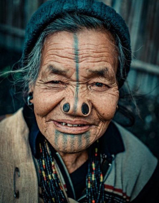 Женщины народа апатани любят массивные украшения, в частности, бусы.