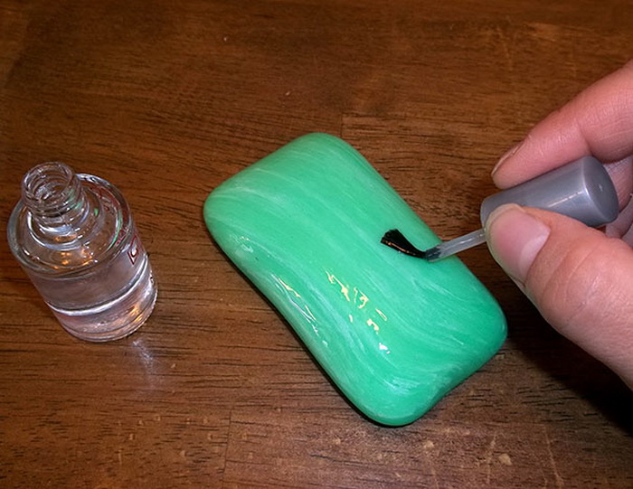 Мыло и прозрачный лак для ногтей. Сюрприз в ванной
