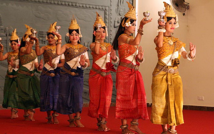 Девушки исполняют древний ритуальный танец