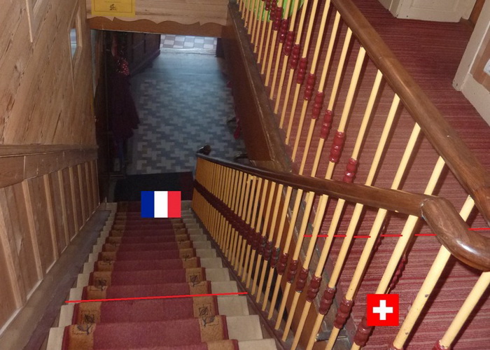 Граница в отеле *Арбез* проходит по лестнице