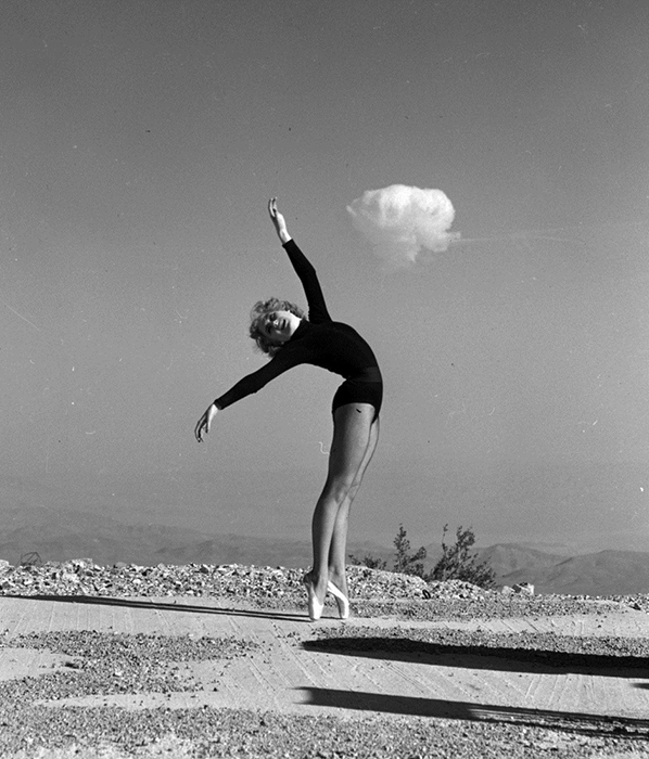 Постановочное фото: балерина и атомное облако
