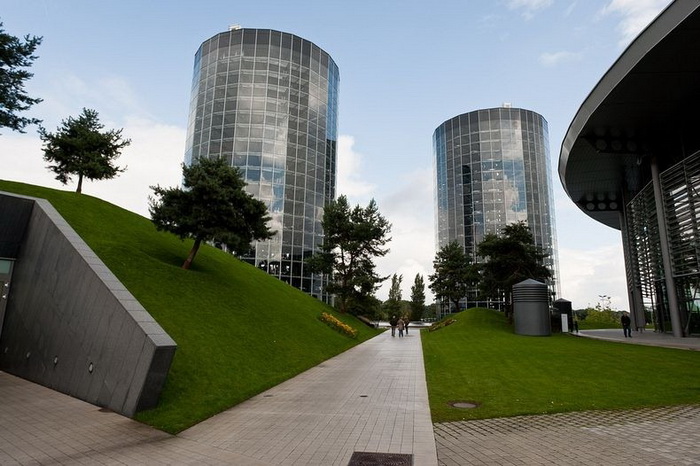 Autostadt - две стеклянные башни с автомобилями Volkswagen