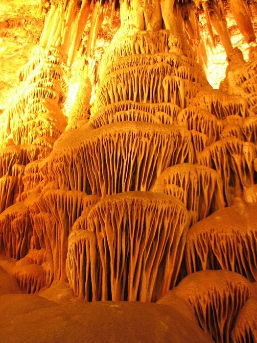 Сталактиты и сталагмиты в пещере Авшалом (Израиль)