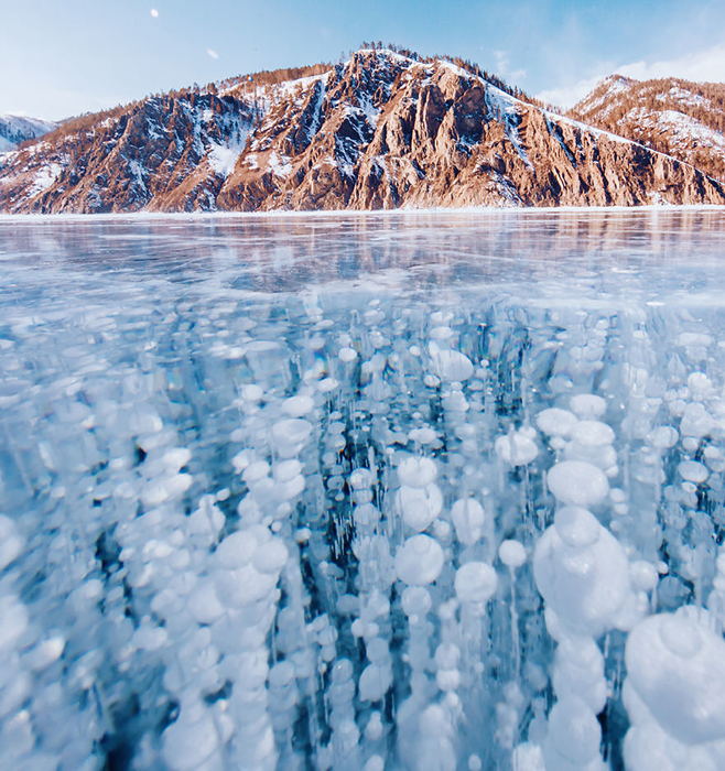Замерзший Байкал - живописная туристическая достопримечательность