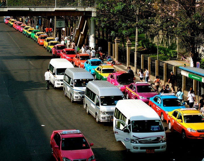 Разноцветные такси на улицах Бангкока
