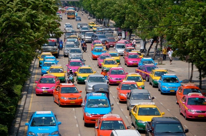 Разноцветные такси на улицах Бангкока