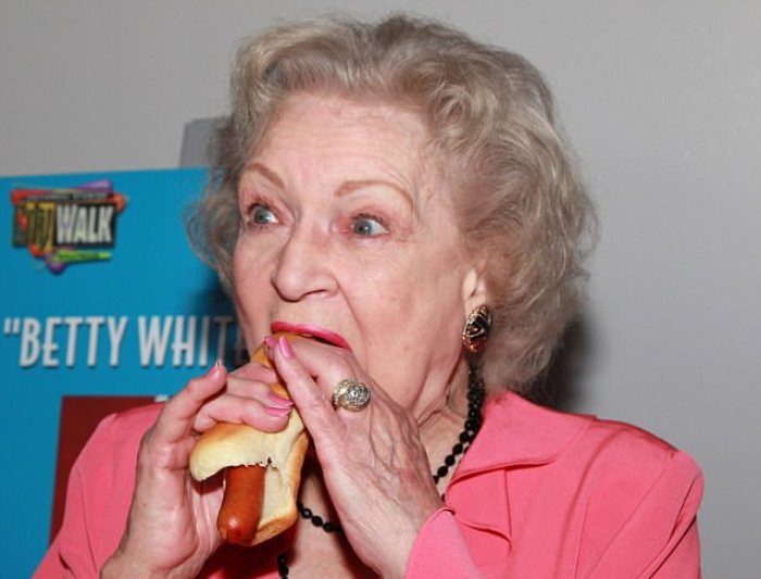 Бетти Уайт любит хот-доги.