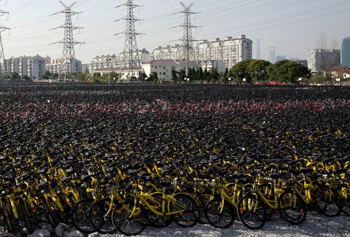 Велосипеды на пустыре в Шанхае, 2017 г.