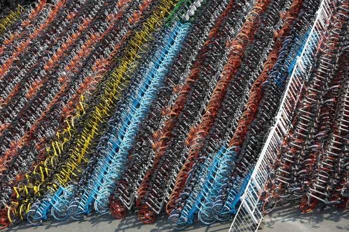 Конфискованные велосипеды на парковке в Шанхае.