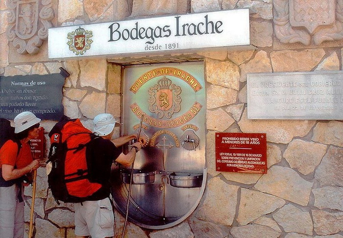 Винный фонтан в винодельне Bodegas Irache