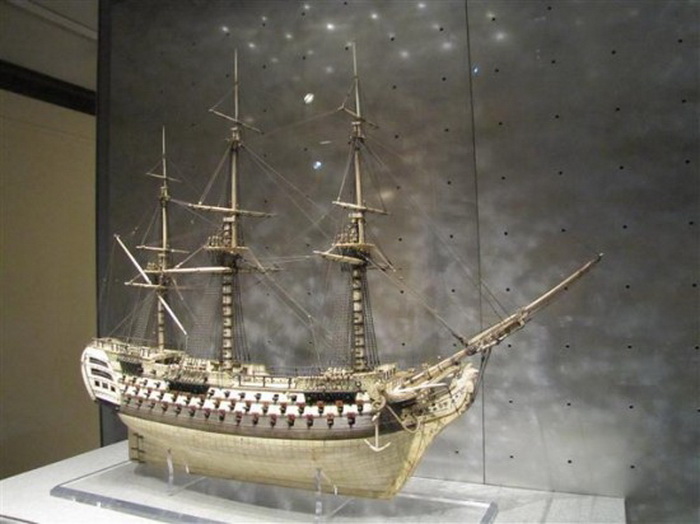 Модели кораблей, сделанные из костей