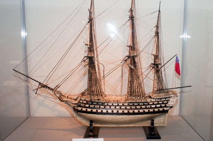 Модели кораблей, сделанные из костей