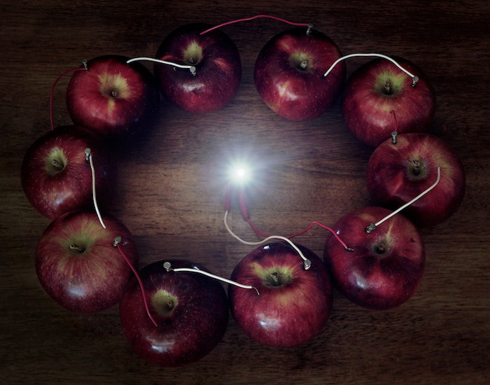 Электричество от яблочного кольца. Фотография Калеба Чарленда