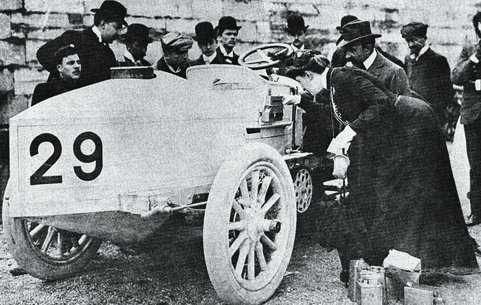 Dietrich, модель автомобиля, на котором дю Гас участвовала в гонке Париж-Мадрид