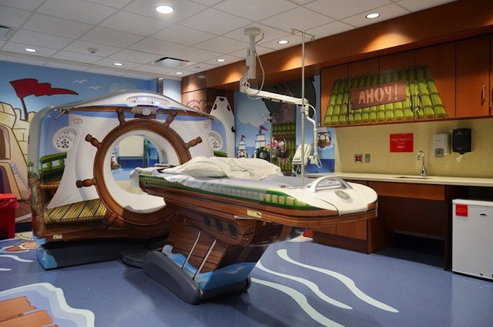 Компьютерный томограф в виде пиратской шхуны (детская больница Morgan Stanley, Нью-Йорк)