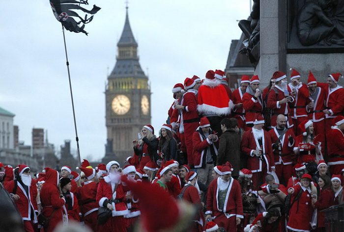 Предновогодний парад Санта Клаусов на Трафальгарской площади (Англия)