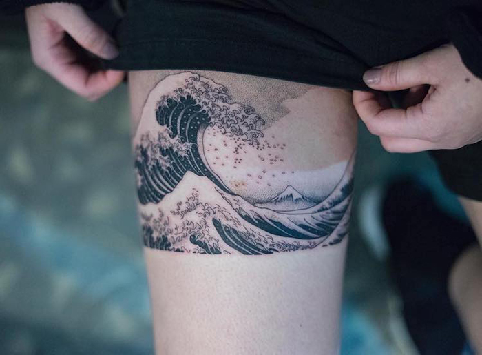 Татуировка по мотивам картины *Большая волна в Канагаве*