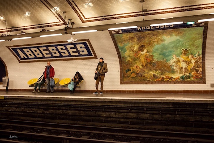 Классические картины в парижском метро