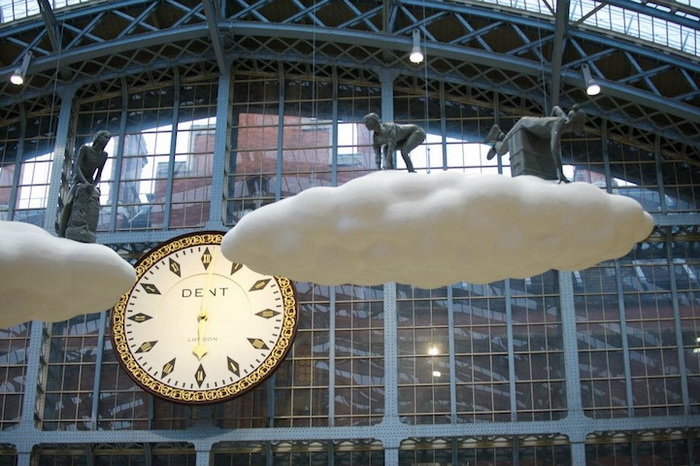 Инсталляция *Облака и метеоры* на вокзале в Лондоне