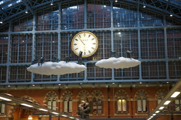 Инсталляция *Облака и метеоры* на вокзале в Лондоне