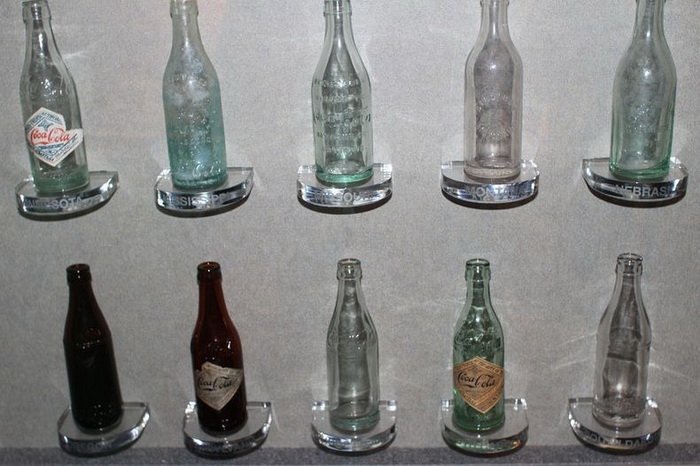 Коллекция бутылок, в которые разливался напиток Coca-Cola