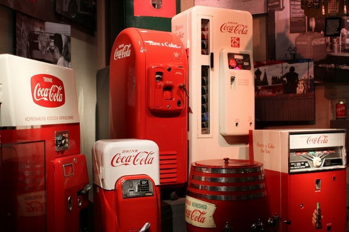 Традиционные красные автоматы, в которых продавалась Coca-Cola