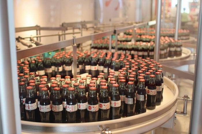 Мини-конвейер, на котором напиток разливается в бутылки на глазах у посетителей музея