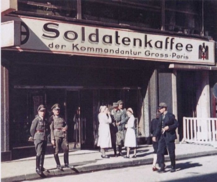 Французское кафе работает для немецких солдат.
