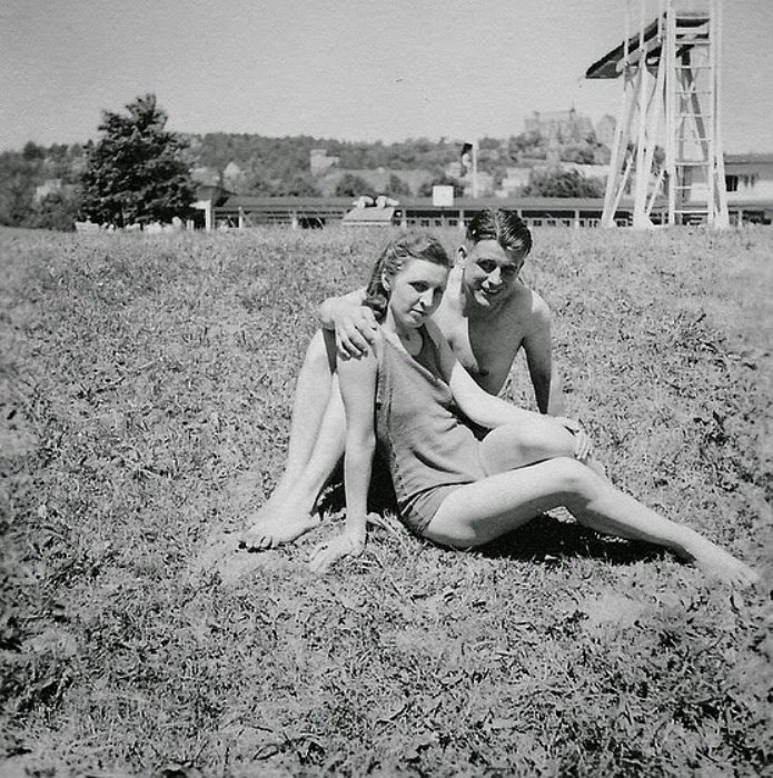 Солдат Вермахта провел выходной с девушкой у бассейна.